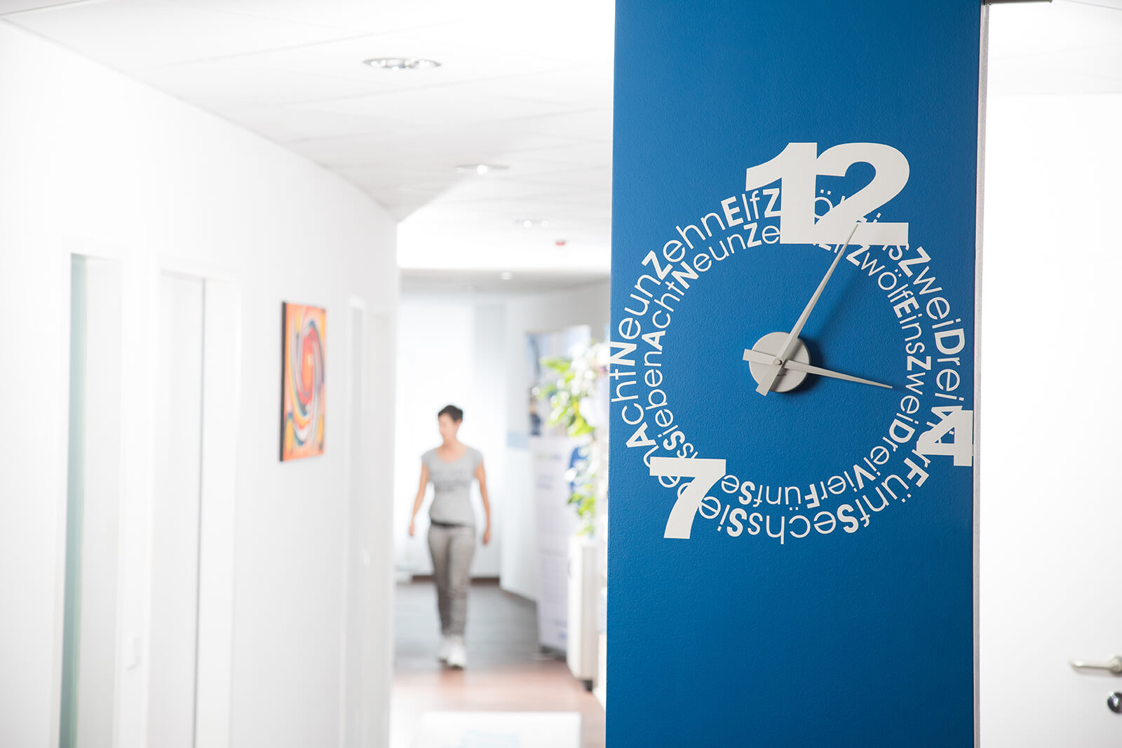 Die blaue Wand mit Uhr in der Procurator-Kanzlei